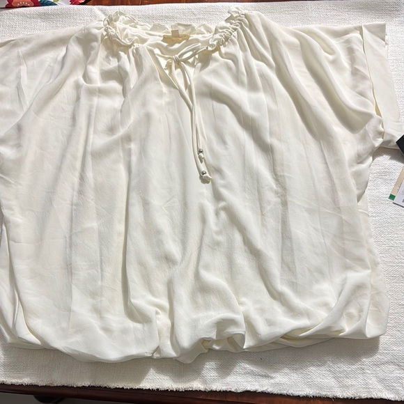 Elegant White Blouse - Picture 1 of 9